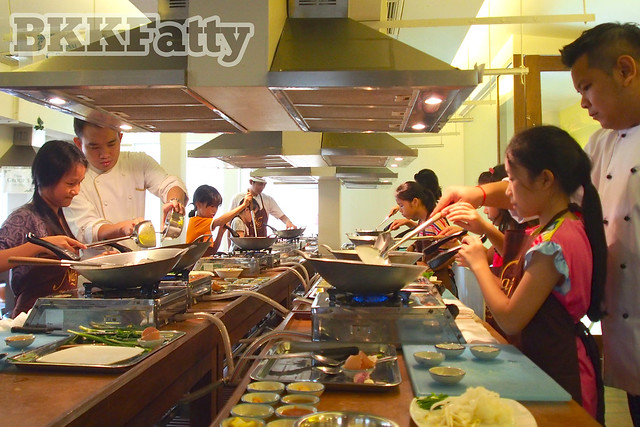 students in bangkok learning to make pad thai