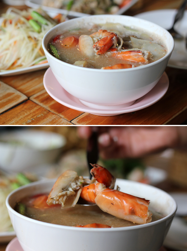 Tom yum goong nam khon (tom yum soup with shrimp - clear soup version ต้มยำกุ้งน้ำใส)