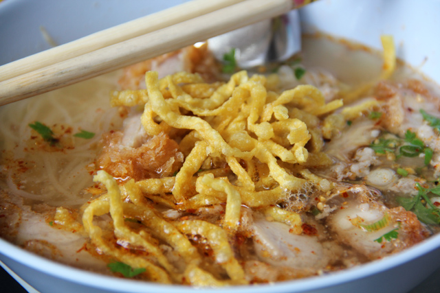 Kuay teow tom yum w/ fried pork