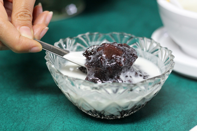 Khao Neow Dam Nam Kati (ข้าวหนียวดำน้ำกะทิ) for dessert