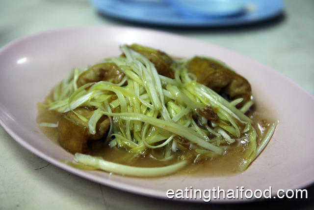 pad kuey chai dtao hoo (ผัดกุยช่ายขาวเต้าหู้)