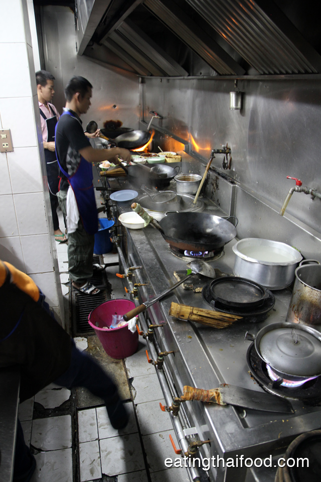 Peeking into the kitchen at 55 Pochana (ห้าสิบห้าโภชนา)