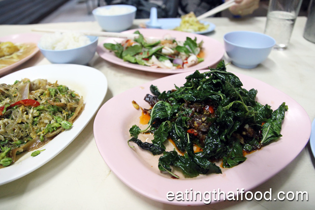 bpet krob pad kra pao (เป็ดกรอบผัดกระเพรา)