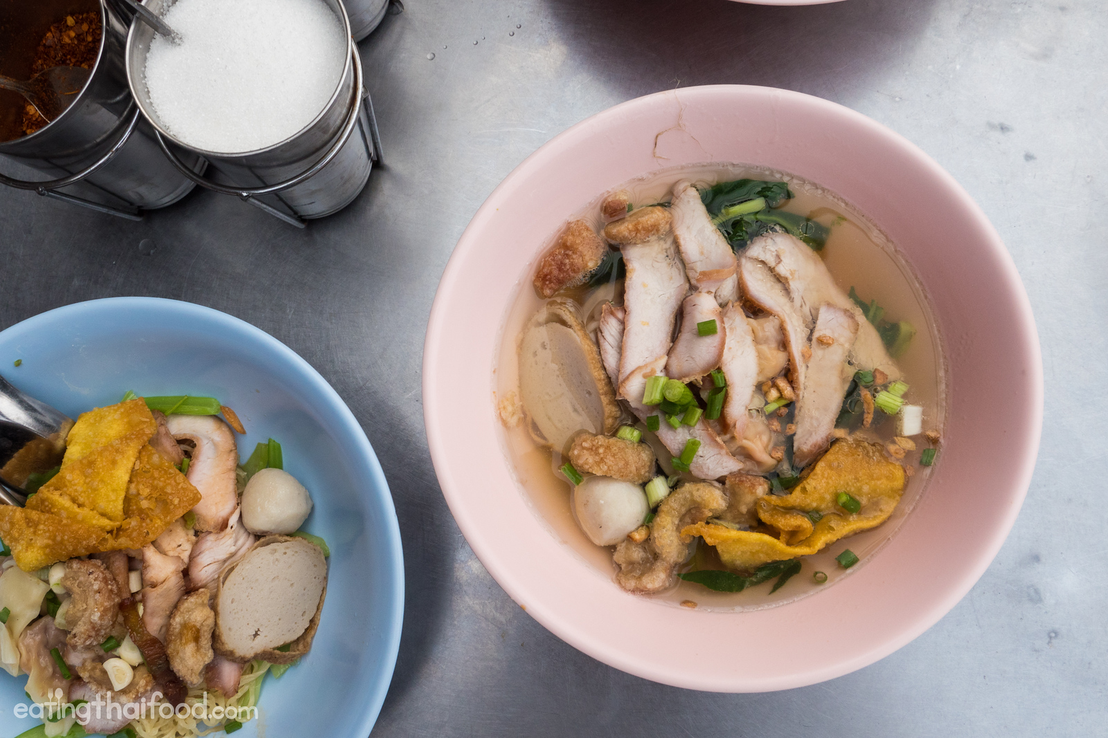 เกี๊ยวน้ำหมูแดงน้ำ